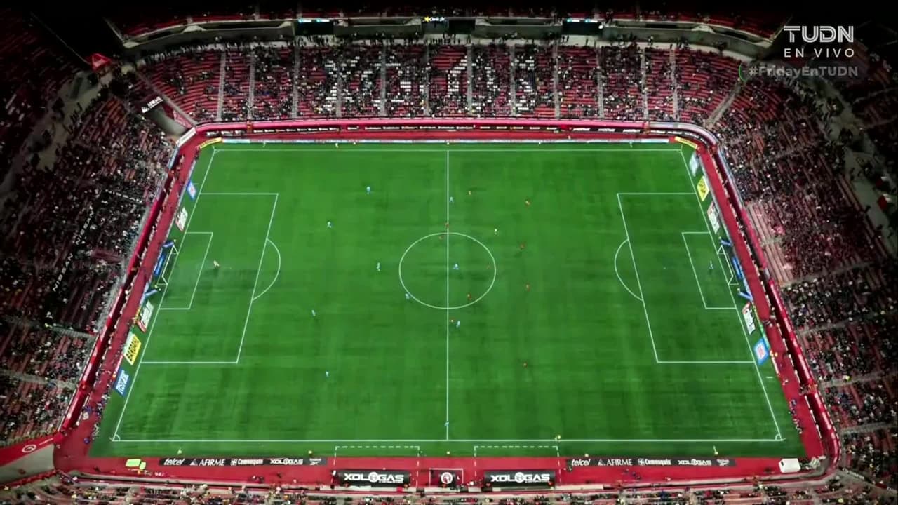 Arranca el partido y la pelota está en juego.