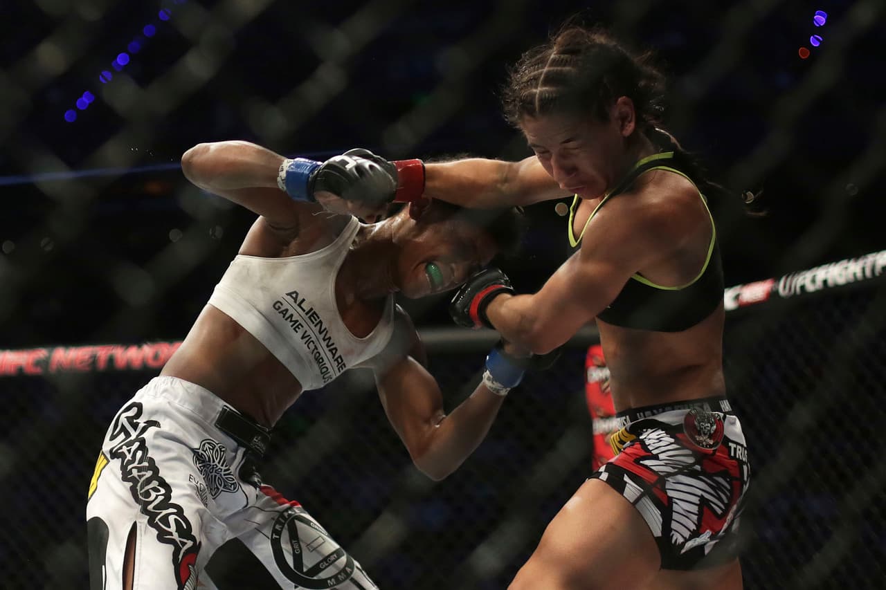 Considerada entre las mejores cinco de su categoría se enfrentó a Angela Hill durante el evento UFC 188.