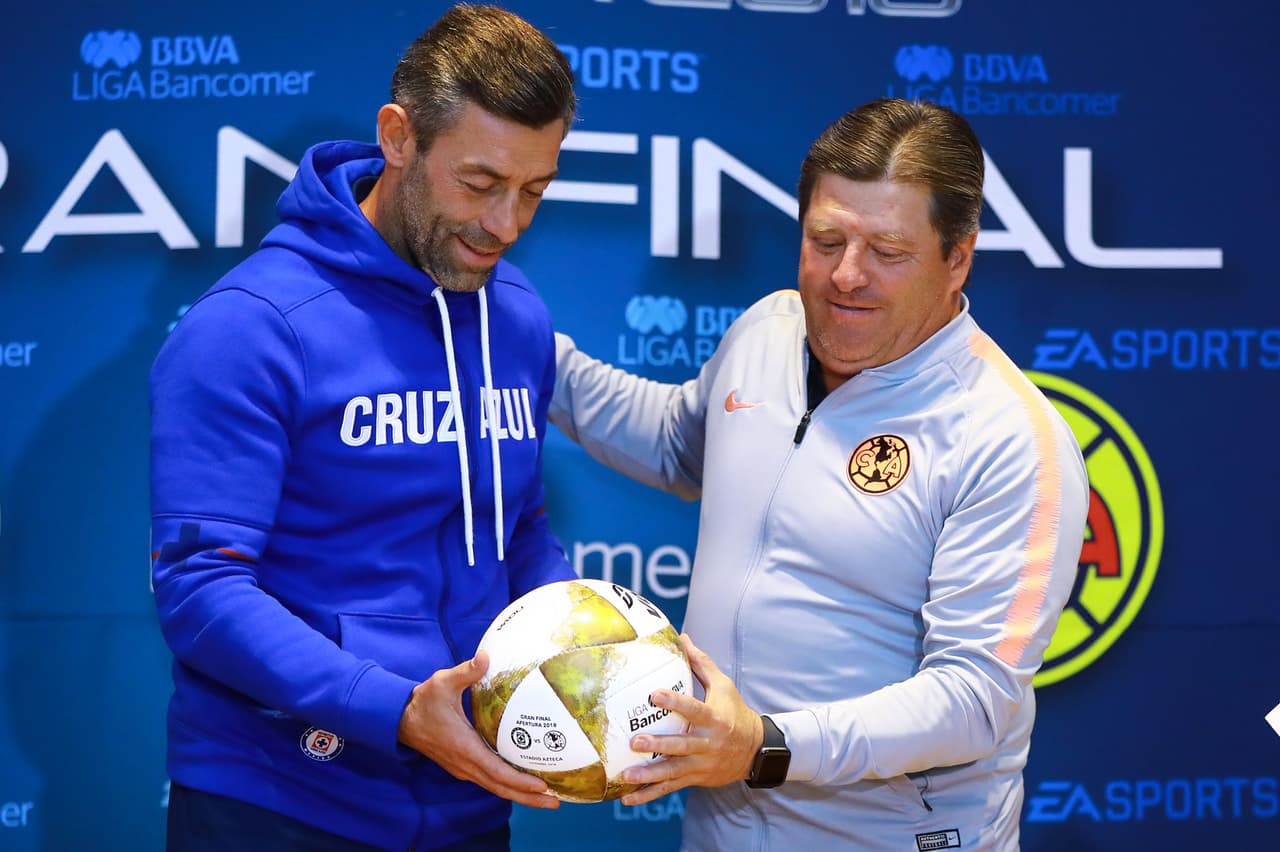 <b>Pedro Caixinha y Miguel Herrera</b>. Los entrenadores de ambos equipos no solo han conducido a sus respectivas oncenas a los puestos 1 y 2 respectivamente en el presente torneo en la tabla general.