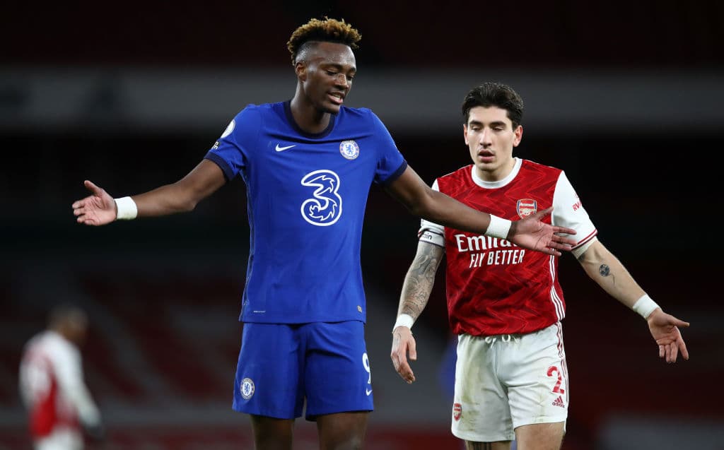 Lacazette (34’) abrió el marcador cobrando una pena máxima y Xhaka (44’) creció la diferencia antes del descanso. Saka (56’) hizo el tercero para sellar el triunfo y así cortar con una racha de cuatro partidos, en todas las competiciones, sin conocer la victoria. Abraham (85’) descontó hacia el final del juego.