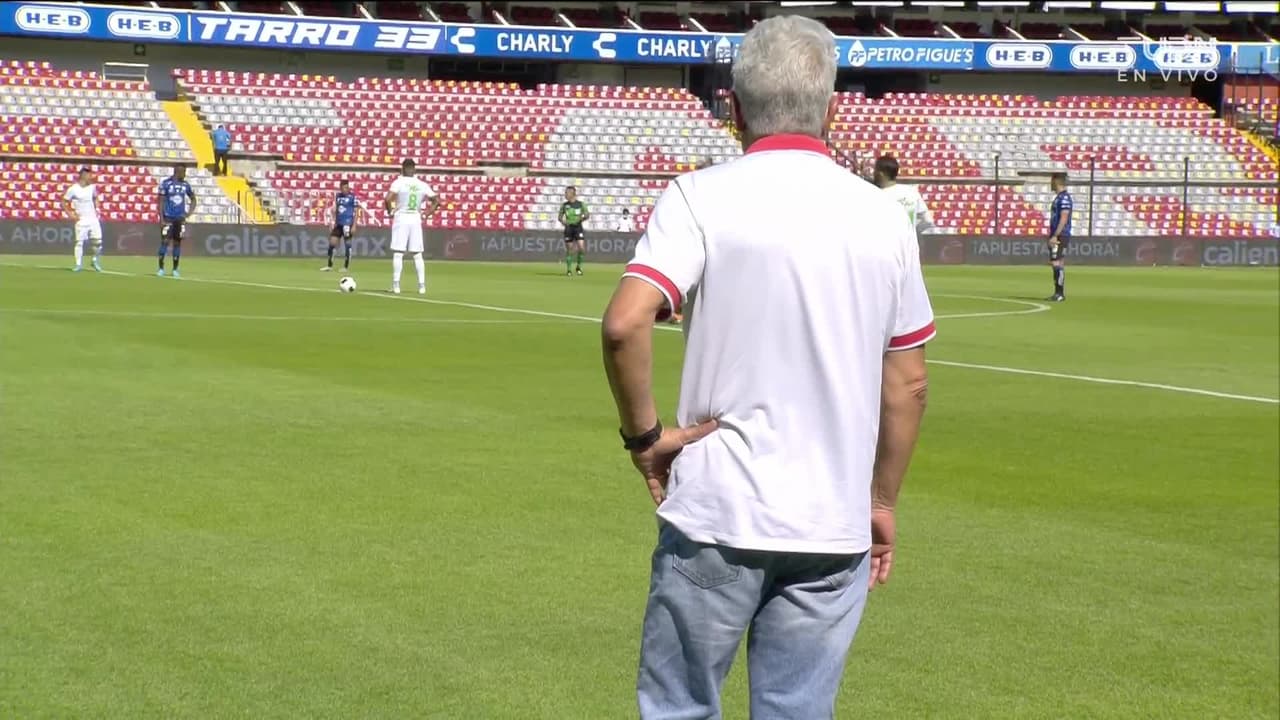 Arranca el partido y la pelota está en juego.