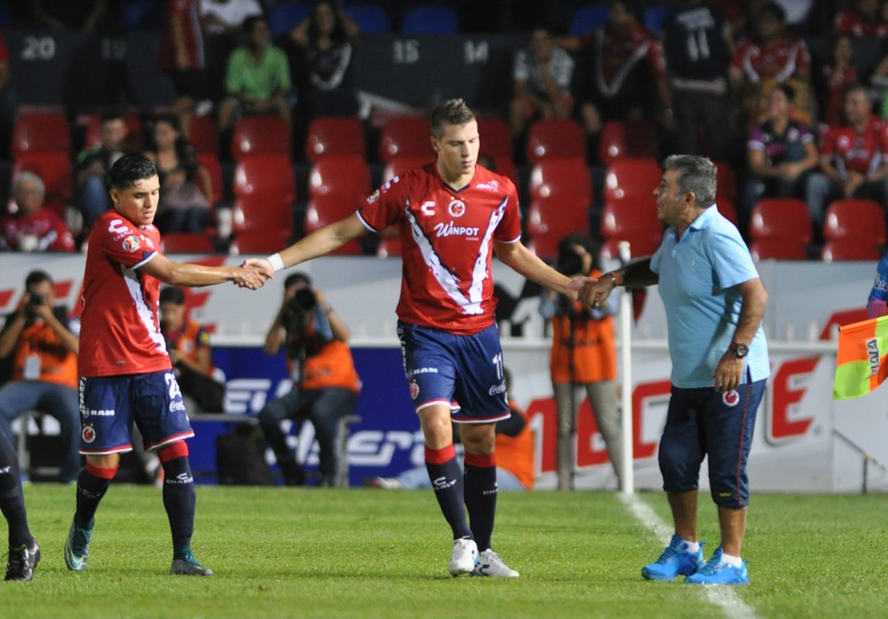 En tanto Veracruz tiene una marca aceptable como local con 5 ganados, 1 empate y 3 derrotas; las visitas es donde los escualos han sufrido pues tienen una marca pobre de 3 ganados, 2 empatados y 3 perdidos.