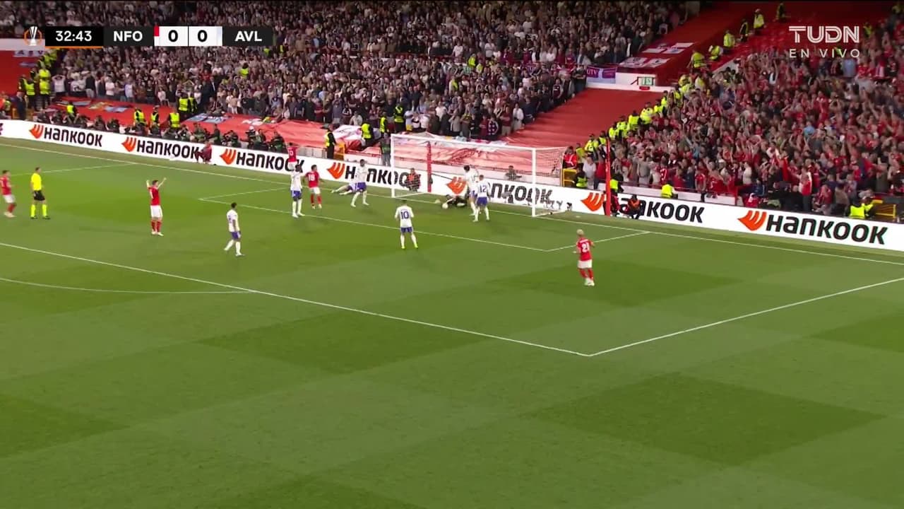 ¡Ese es el portero campeón del mundo! Reflejos de otro mundo: Dibu hace atajadón y evita el primero