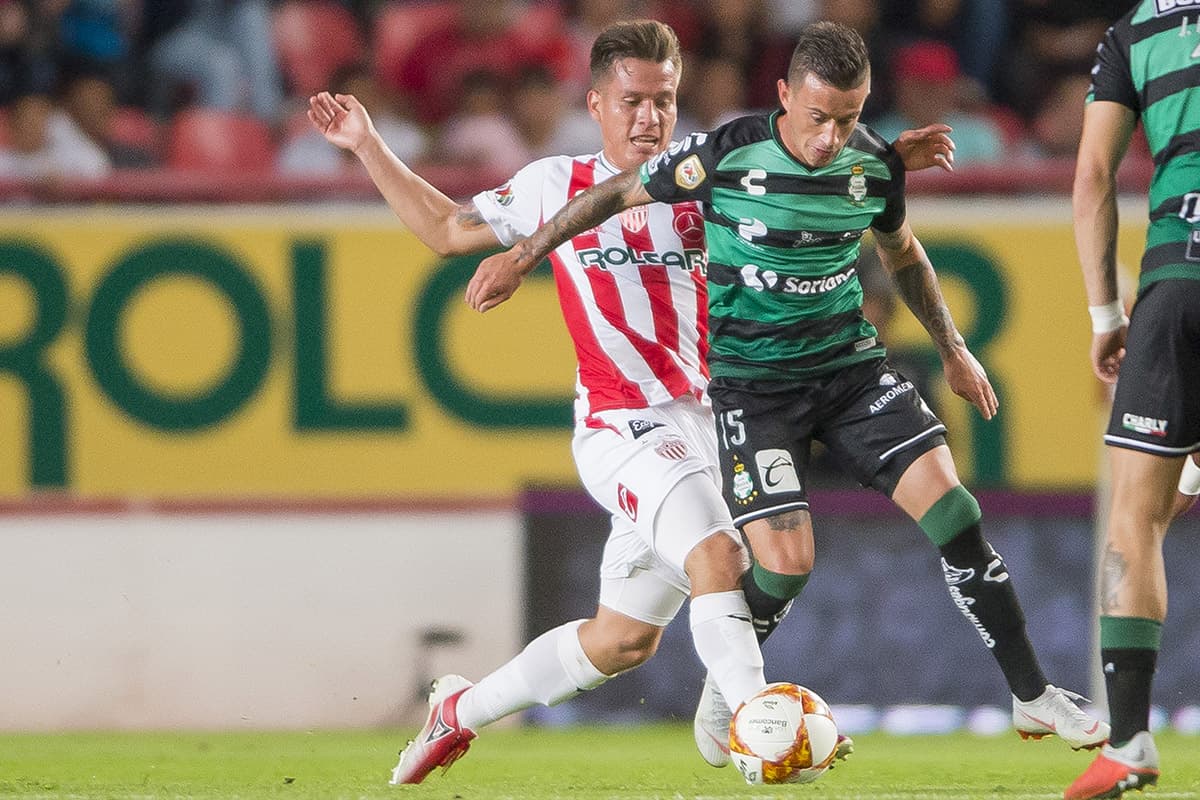El uruguayo Brian Lozano de Santos Laguna (derecha) tratando de superar la marca de un rival.