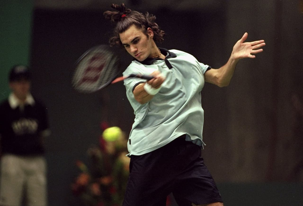 Federer debutó en el tenis profesional en 1998. Su temperamento comenzó a generar dudas sobre su potencial. Para fortuna suya y de sus aficionados, logró atemperarse.