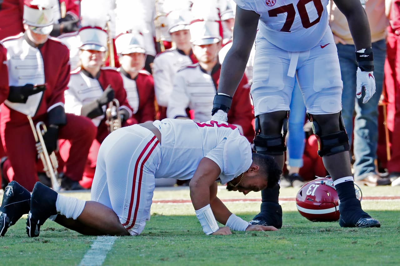 El quarterback de Alabama, Tua Tagovailoa, salió muy mal del partido ante Mississippi State este sábado.