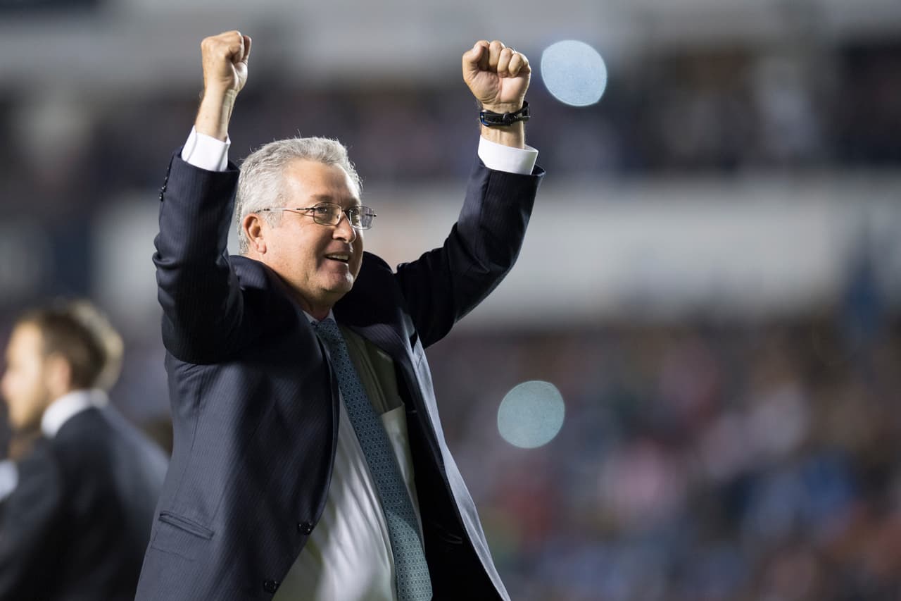 Dirigió en Segunda División a los Potros Neza y al León. Hizo su debut en Primera División en 1990 con los Esmeraldas a quienes llevó a conquistar la Liga en la temporada 1991-92. Con Tecos conquistó la 1993-94 y con Pachuca el Apertura 03. Con Rayados ganó sus últimos dos títulos de Primera División (Apertura 09 y Apertura 10).