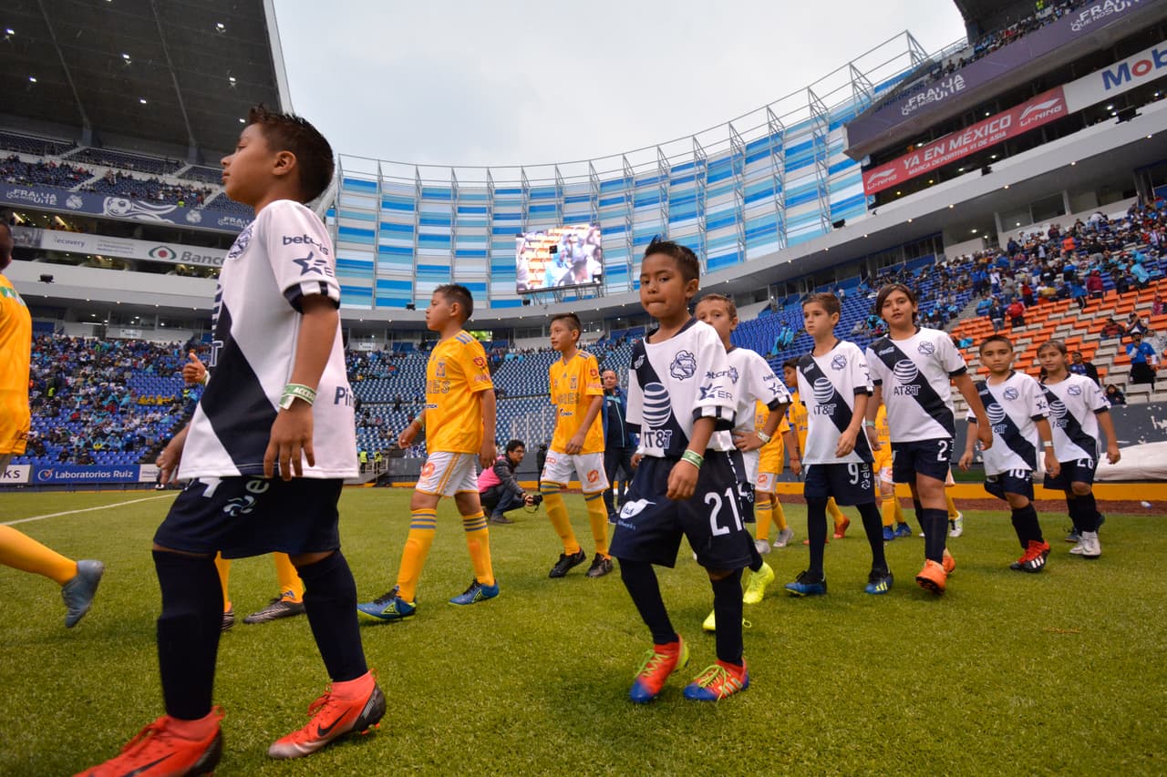 ¡Gran detalle de la Liga MX! Los niños sustituyen a futbolistas en ceremonia del juego entre Puebla y Tigres