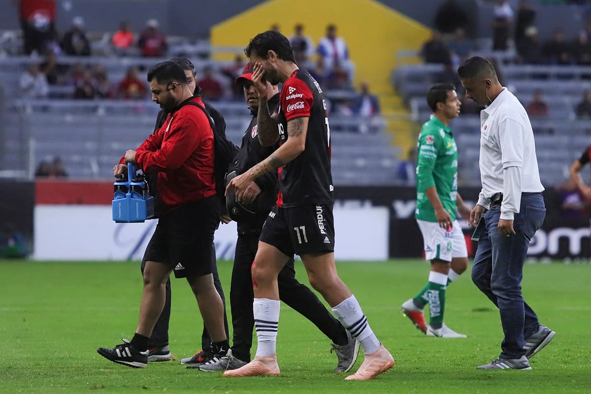 Apenas a los 10 minutos de juego tuvo que retirarse lesionado el mediocampista argentino de Atlas, Ricky Álvarez (centro).