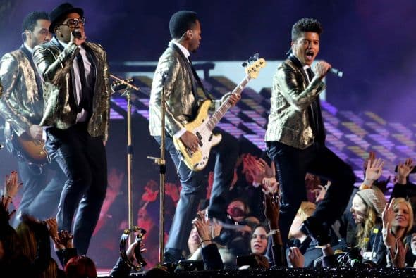 Mars se lució con unos pasos muy al estilo Michael Jackson.