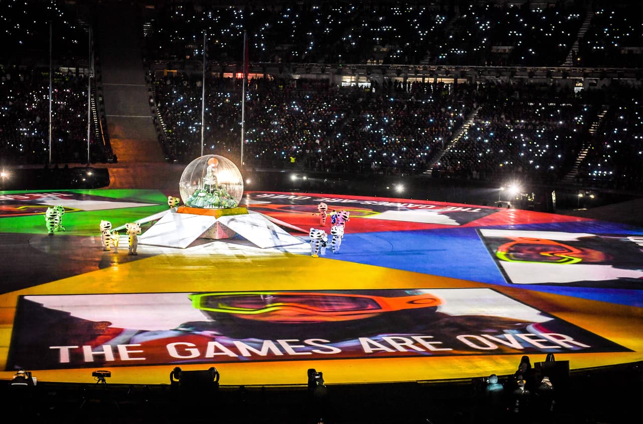 La ceremonia de cierre de Juegos Olímpicos de Invierno en Pyeongchang 2018 tuvo pirotecnia, luces, baile, música y colorido, un espectáculo que reflejó el brillo de la competencia en Corea del Sur.