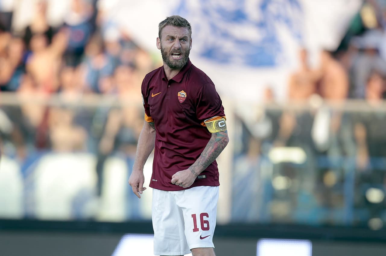 Daniele De Rossi le sigue de cerca los pasos a Totti y es que con la Roma ya cuenta con 15 años como hijo de La Loba y sigue manejando el medio campo como un auténtico maestro.