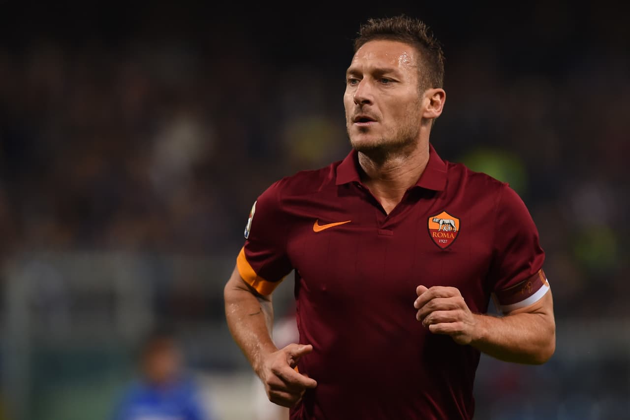 Francesco Totti es sinónimo de la Roma, no hay jugador más querido por La Loba. Totti debutó profesionalmente en 1993 después de su ascenso al primer equipo.