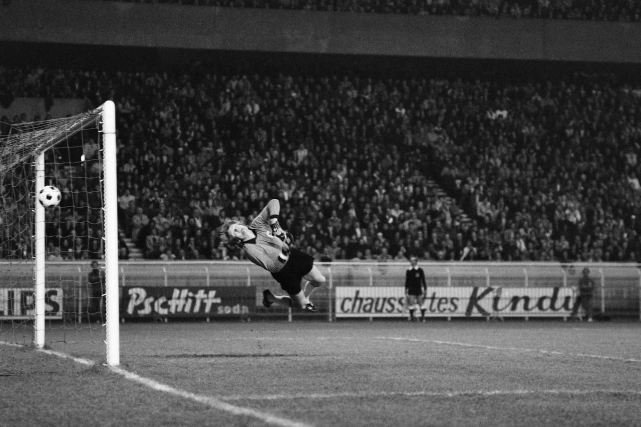 Josef Dieter "Sepp" Maier es el legendario portero del Bayern Munich que vistió la playera bávara desde 1966 y hasta 1979, conquistó cuatro campeonatos.