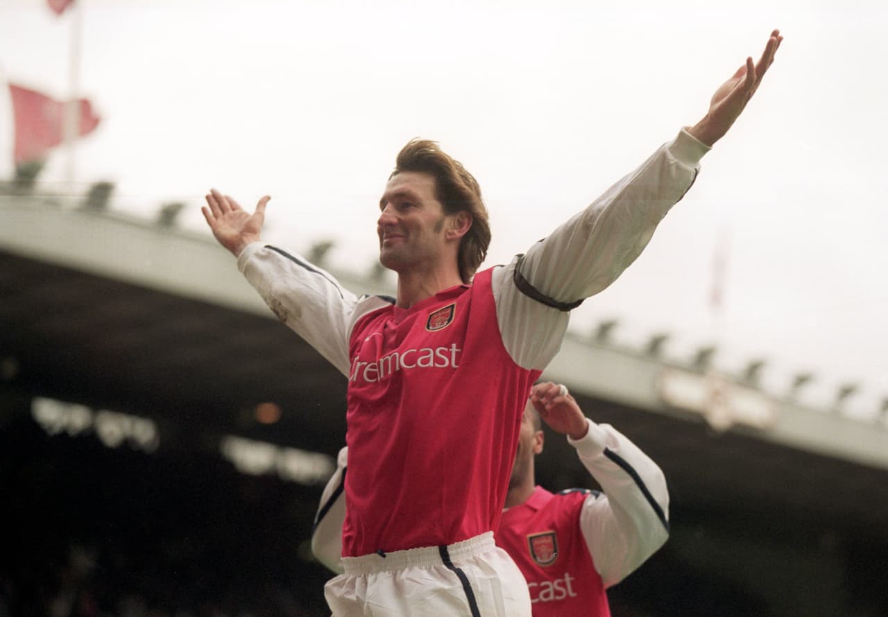 Tony Adams es emblema del Arsenal tras jugar 22 años con el equipo, debutó en 1984 y se retiró en el 2002. Se hizo capitán de los gunners a la edad de 21 años y mantendría la capitanía del equipo durante 14 años.