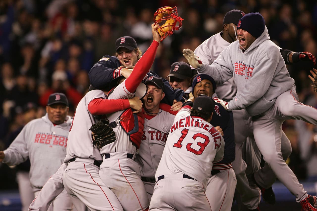 La revancha fue dulce en 2004, pues Red Sox remontó una serie 3-0 contra Yankees para luego llegar a la Serie Mundial y coronarse campeón, en uno de los momentos más memorables de la MLB.