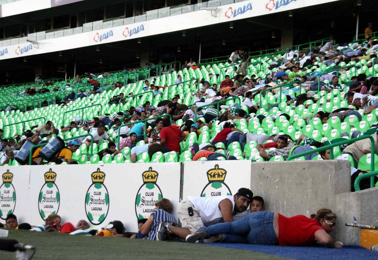 <b>7.- Momento más crítico</b>: el 20 de agosto del 2011, el Estadio de los Guerreros fue víctima de uno de los episodios más recordados en los últimos años en el balompié azteca tras suscitarse una balacera en las inmediaciones del inmueble mientras se llevaba a cabo el partido de la Jornada 6 del torneo Apertura 2011 entre Santos y Morelia. Las detonaciones con arma de fuego impactaron en algunos cristales del recinto y esto causó un gran temor entre los aficionados y jugadores, ante eso, el partido se detuvo momentáneamente, pero tras conocerse la situación continuó su rumbo.