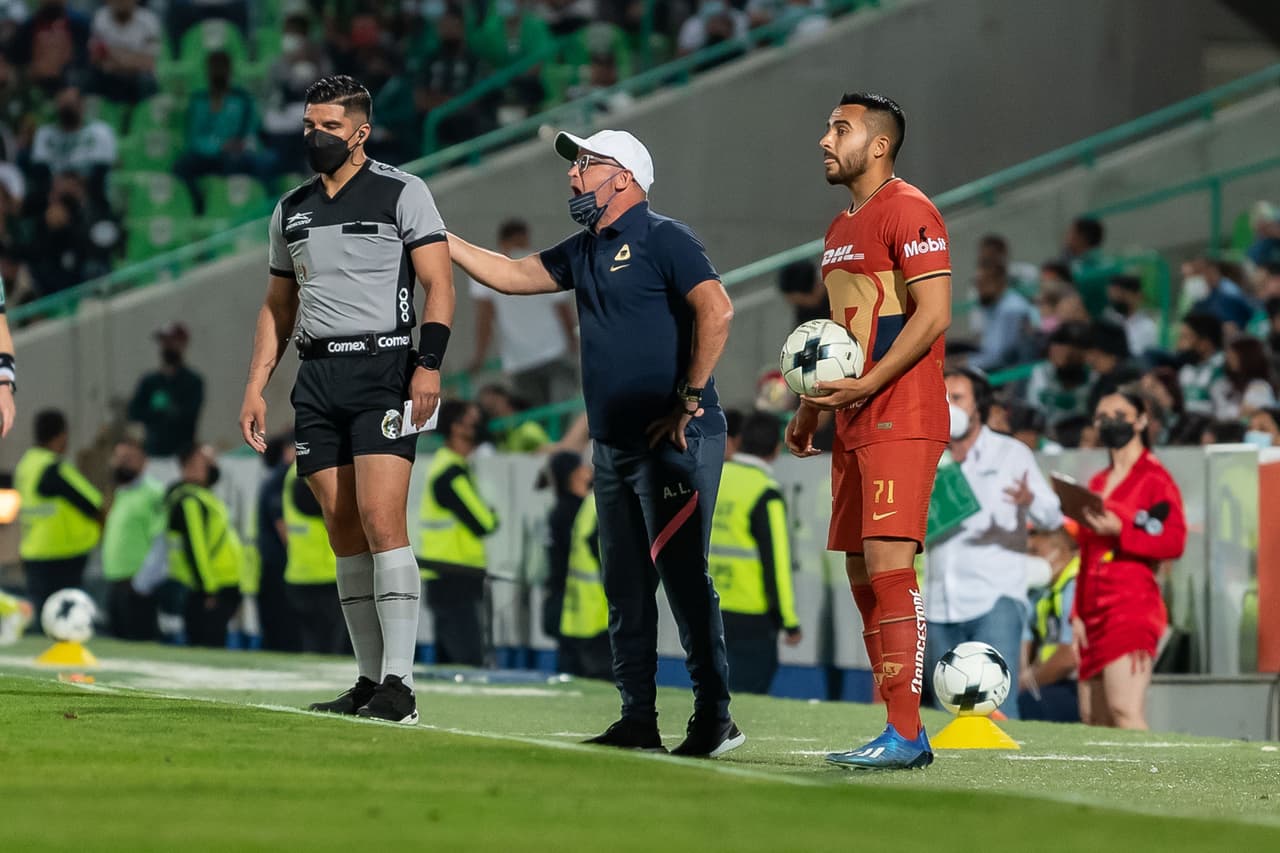 during the game Santos vs Pumas UNAM, corresponding to day 08 of the Torneo Clausura Grita Mexico C22 of Liga BBVA MX, at TSM Corona Stadium, on March 02, 2022. <br><br> durante el partido Santos vs Pumas UNAM, correspondiente a la jornada 08 del Torneo Clausura Grita Mexico C22 de la Liga BBVA MX, en el Estadio TSM Corona, el 02 de Marzo de 2022.