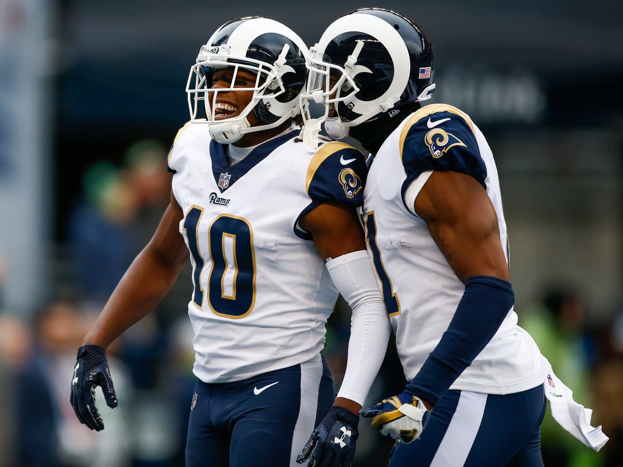 Los Ángeles Rams vencieron 42-7 a Seattle Seahawks en su visita al CenturyLink Field para ratificar su liderato en el Oeste de la Conferencia Nacional de la NFL.