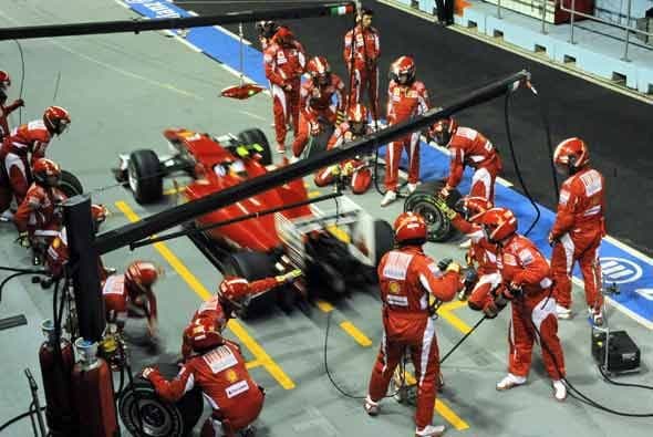 El equipo de mecánicos de la Ferrari volvió a tener una jornada estelar para ayudar a Alonso a ganar su 3ra. carrera.