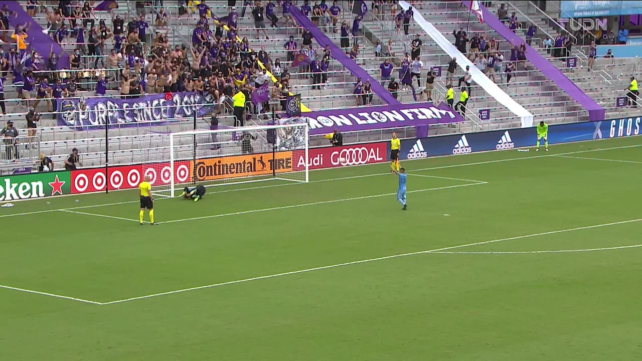 ¡CERCA! Maximiliano Moralez disparó que se estrella en el poste.