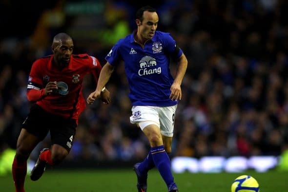 Dos años después jugaría en su tercer equipo europeo con el Everton de la Liga Inglesa, tras ser cedido por el Galaxy en la temporada baja de la MLS.