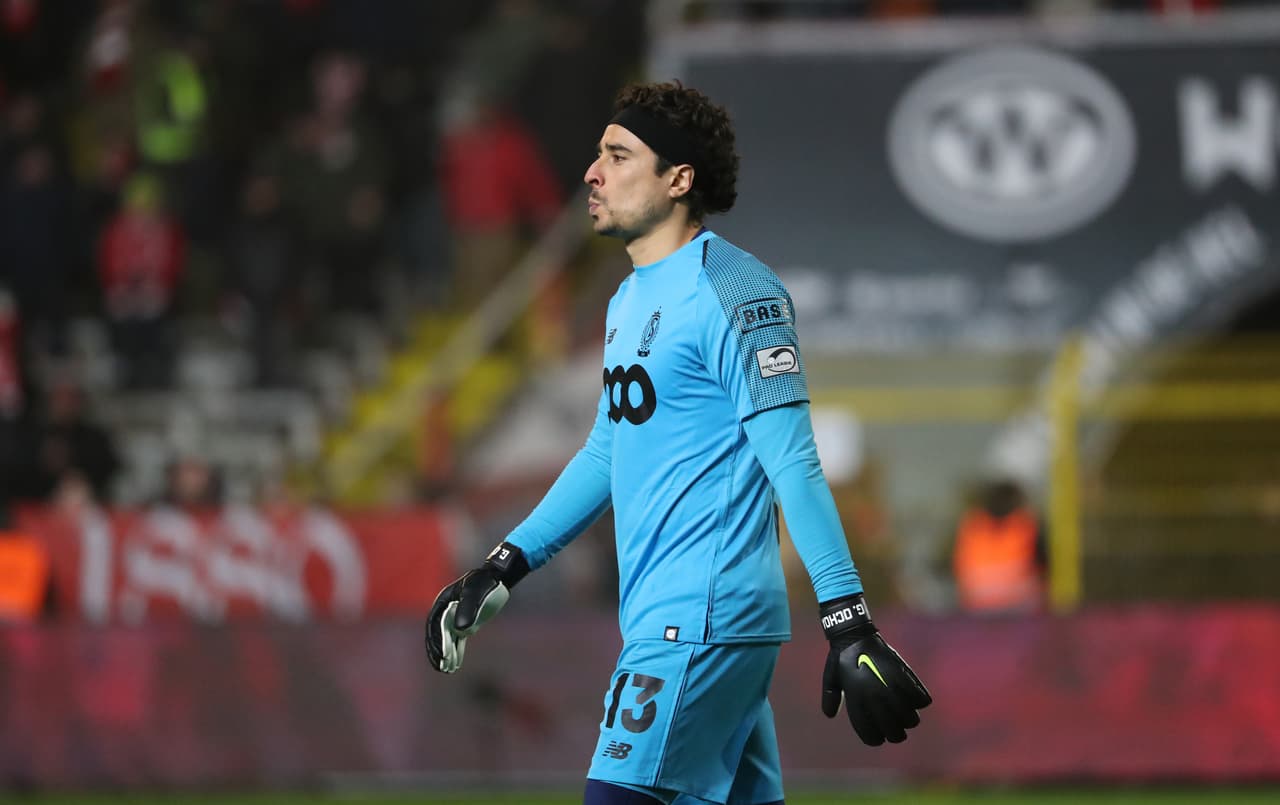 Guillermo Ochoa: el Standard de Lieja cayó en su visita al Genk por 2-0 y perdió una oportunidad de recortarle diferencias, justamente, a su rival de turno que es líder de la Pro League. El portero fue titular.