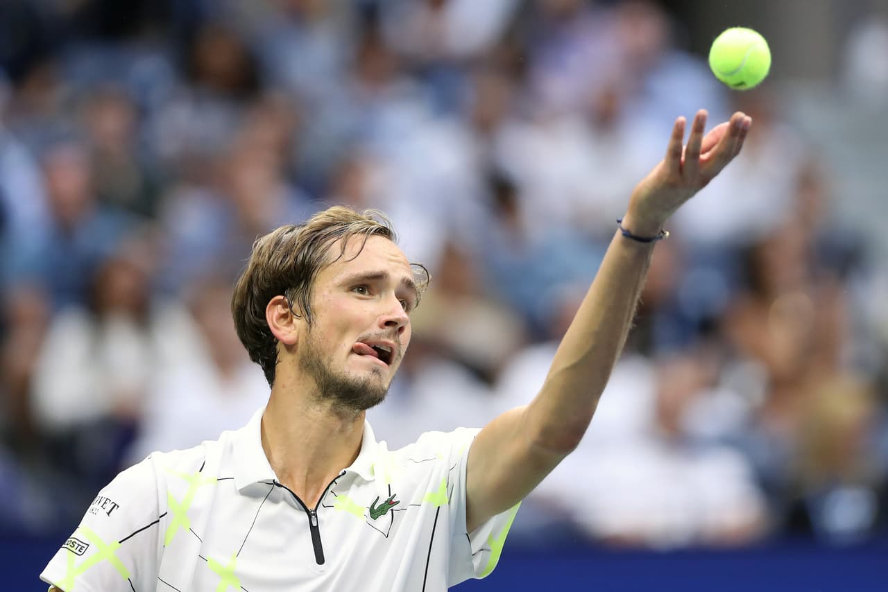 Daniil Medvedev se recupera y mete presión a Nadal tras ganar los sets tres y cuatro.