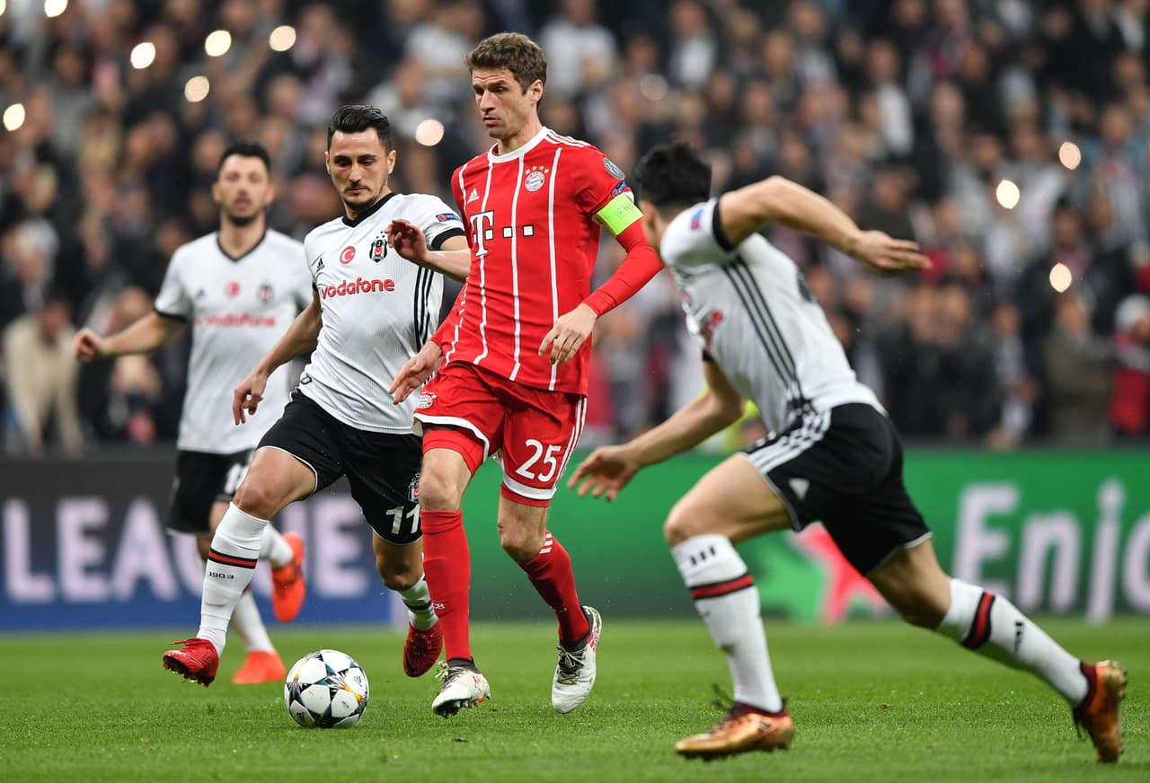 Thomas Muller, capitán del visitante, fue protagonista en el primer tanto del equipo bávaro.