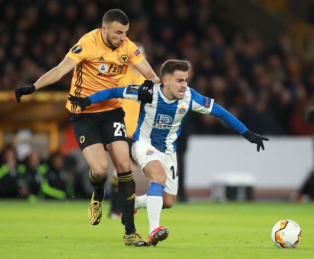 Oscar Melendo lucha con Romain Saiss por la posesión del esférico. El partido comienza fuerte.