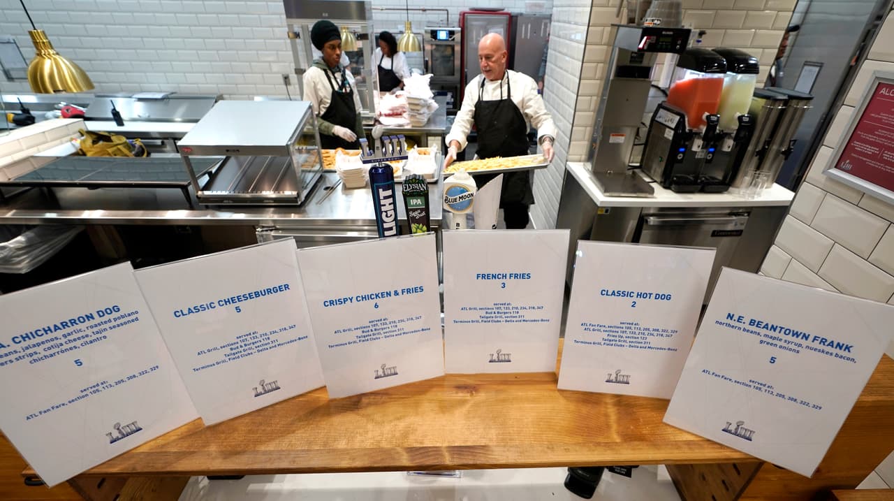 Este es un panorama más amplio acerca del menú al que tendrán acceso los afortunados en la casa de los Atlanta Falcons el domingo. ¿Cuál se les antoja más de estas opciones?