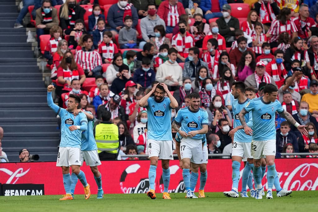 BILBAO, SPAIN - APRIL 17: Fran Beltran of Celta Vigo celebrates with team mates after scoring their sides second goal during the LaLiga Santander match between Athletic Club and RC Celta de Vigo at San Mames Stadium on April 17, 2022 in Bilbao, Spain. (Photo by Juan Manuel Serrano Arce/Getty Images)