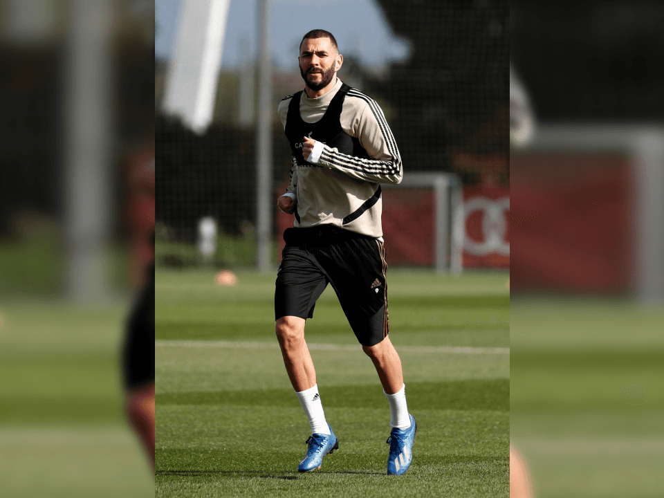 Los jugadores llevaron a cabo ejercicios individuales con y sin balón, divididos en dos turnos y en varios de los campos de futbol. Mariano y Jovic trabajaron en el interior de las instalaciones.