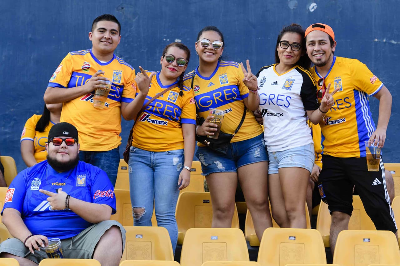 Fanáticos de todas las edades se hacen presentes en el Estadio Universitario, donde este sábado se enfrentan Tigres de la UANL y el Club León por la jornada 1 de la Liga MX Apertura 2018.