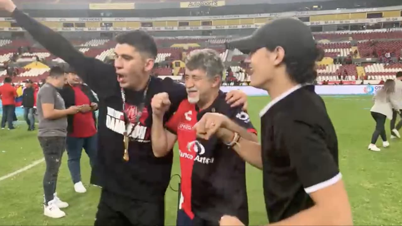 Aficionado ciego y sordo baja a la cancha a celebrar el campeonato del Atlas