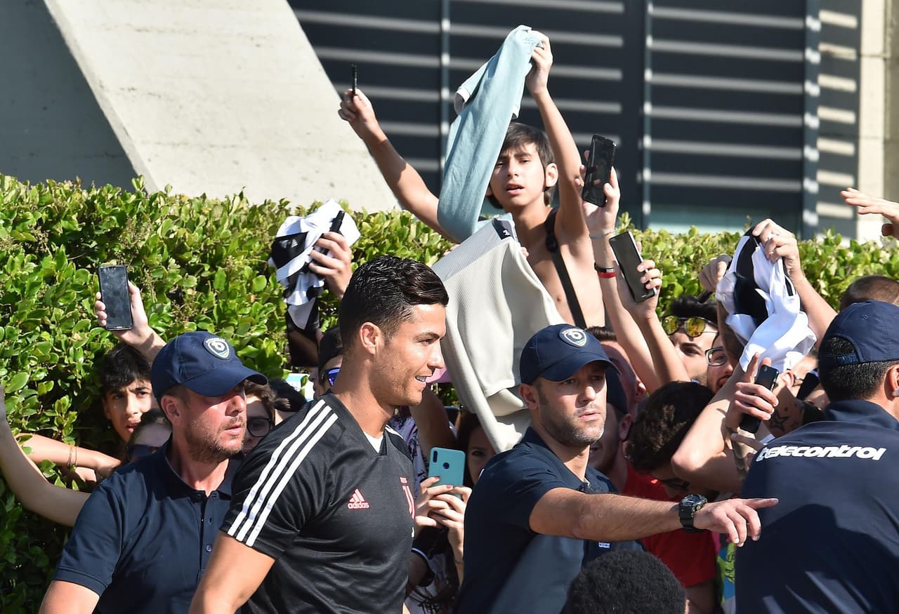 Luego de ganar la UEFA Nations League y darse un tiempo de descanso con su familia, Cristiano Ronaldo se unió este sábado a la pretemporada de la Juventus en Turín. Los fanáticos que estaban en el Training Center aprovecharon para pedirle una foto y un autógrafo al ídolo portugués.
