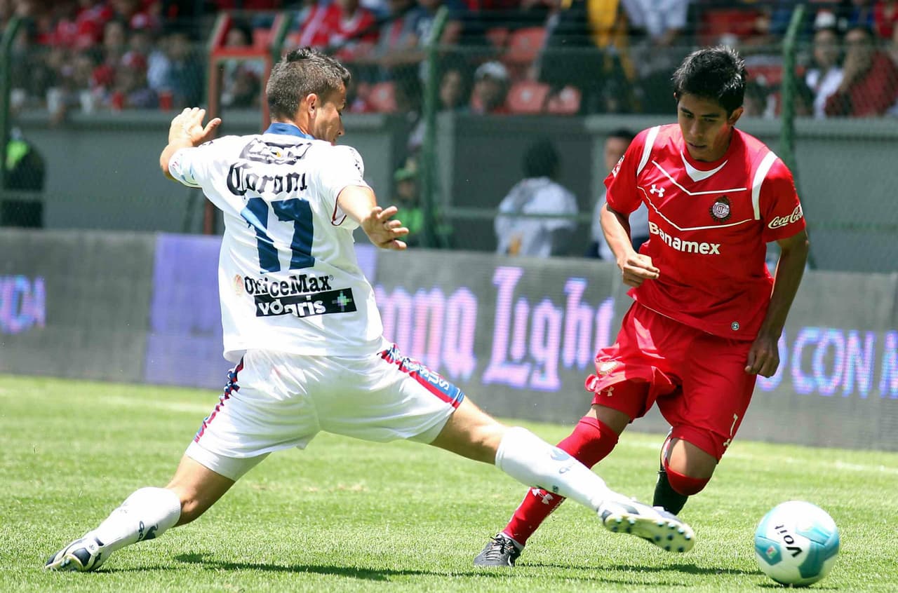 El dueño del rebaño repitió la fórmula con un ex formado en Toluca, se trata del volante-delantero Néstor Calderón, quien fue traspasado del Santos al conjunto de Guadalajara esperando cumpla con la cuota creativa como lo hiciera en el campeonato de los laguneros.