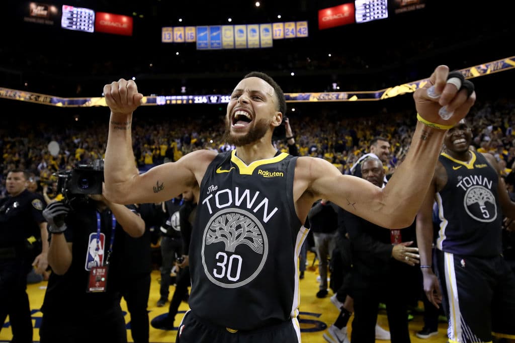Con 37 Puntos Stephen Curry rescató de una posible derrota a los Golden State Warriors al llevarse el Juego 2 de la Final de la Conferencia del Oeste en Oracle Arena por 114-111 sobre unos Portland Trail Blazers que dieron un gran juego, pero que no fue suficiente para arrancarle la victoria a los campeones de la NBA. Tuvo Portland ventaja de 15 puntos al medio tiempo y de ocho en el cuarto periodo, pero todo se derrumbó para los visitantes.
