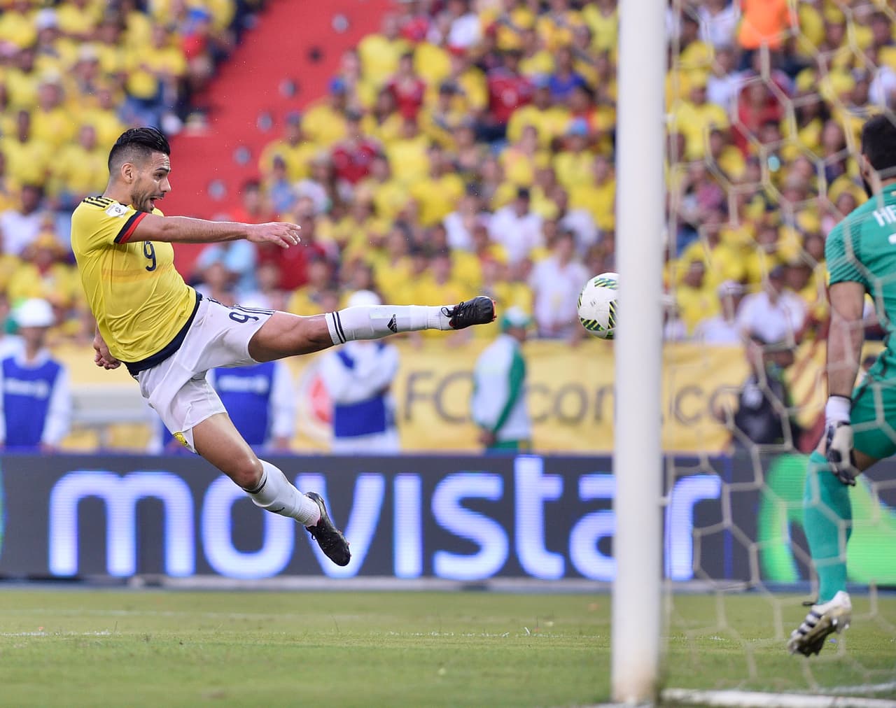 El delantero colombiano contó con pocas oportunidades para rematar al arco defendido por Claudio Bravo, que se lució cuando fue exigido en el primer tiempo.