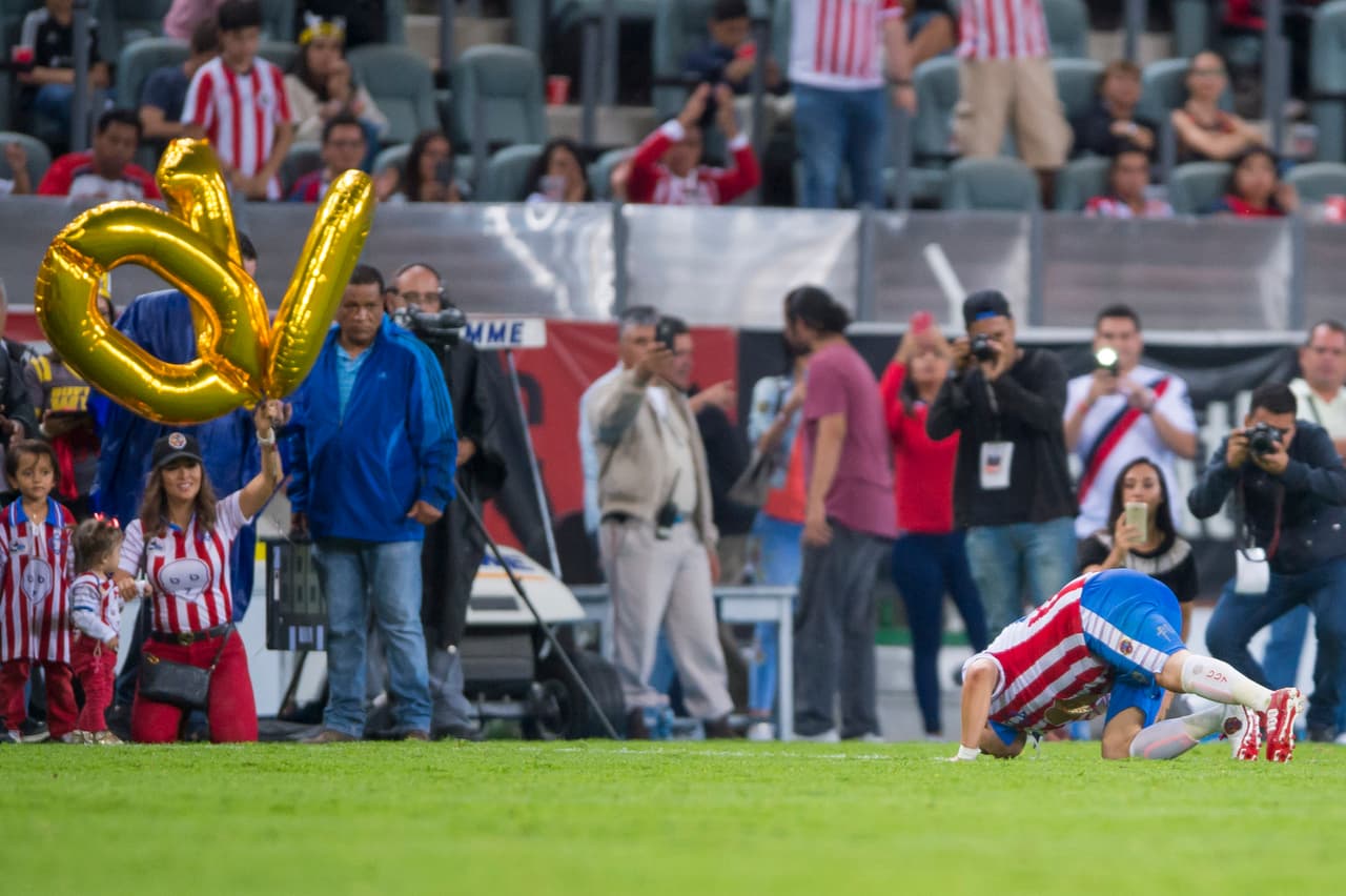 El exdelantero besó la cancha del estadio Jalisco en donde se encumbró con Chivas.