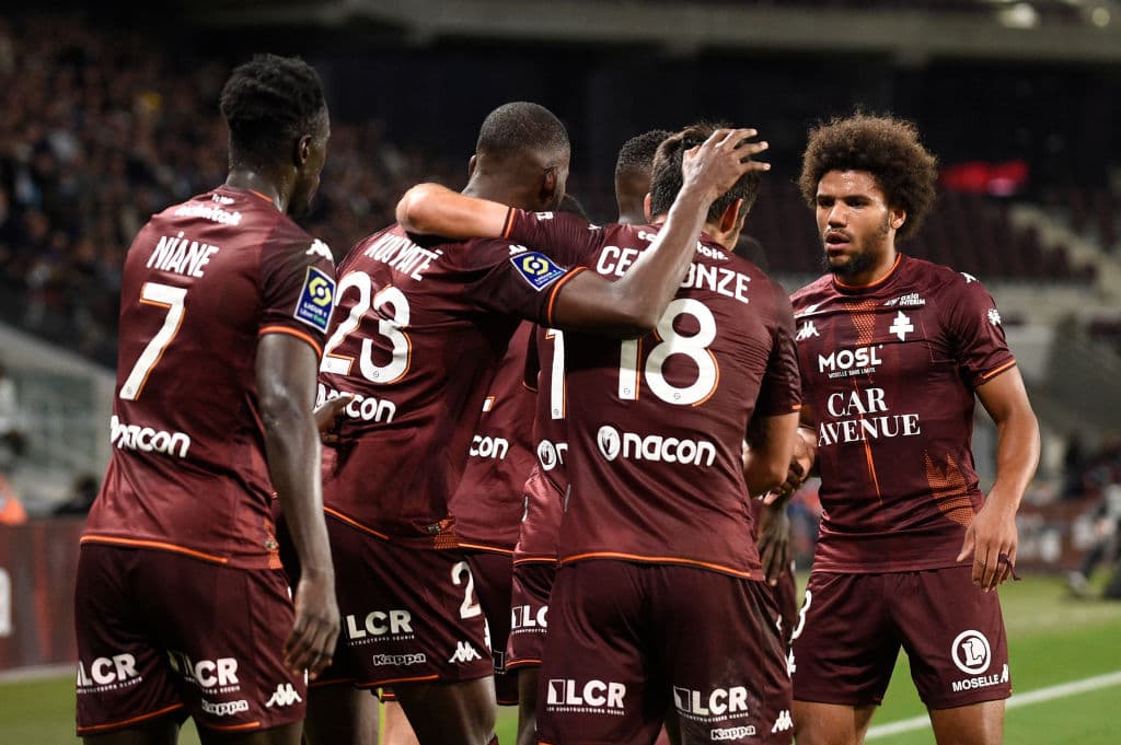 Archaf Hakimi se echa el equipo al hombro y con goles al 5' y al 90+5', Los visitantes vencen 1-2 al Metz.