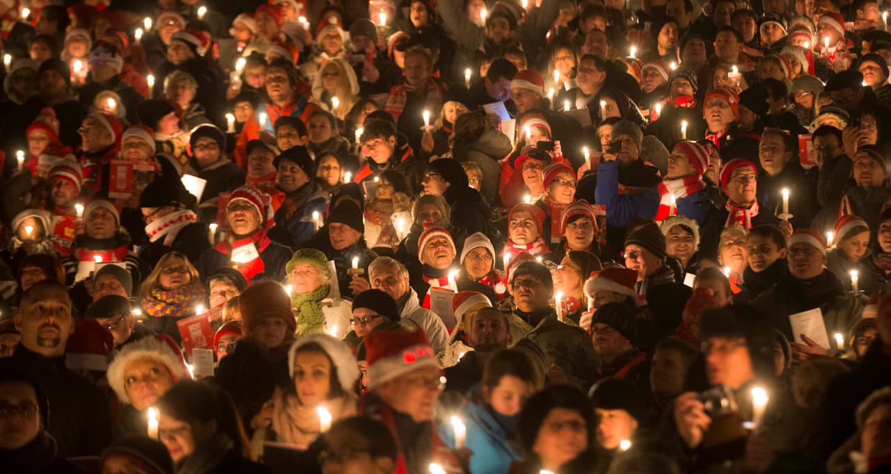 Este evento se ha llevado a cabo durante 17 años seguidos. En el primer evento, 89 personas saltaron las puertas del club durante la noche, se quedaron en las terrazas y cantaron villancicos navideños juntos.