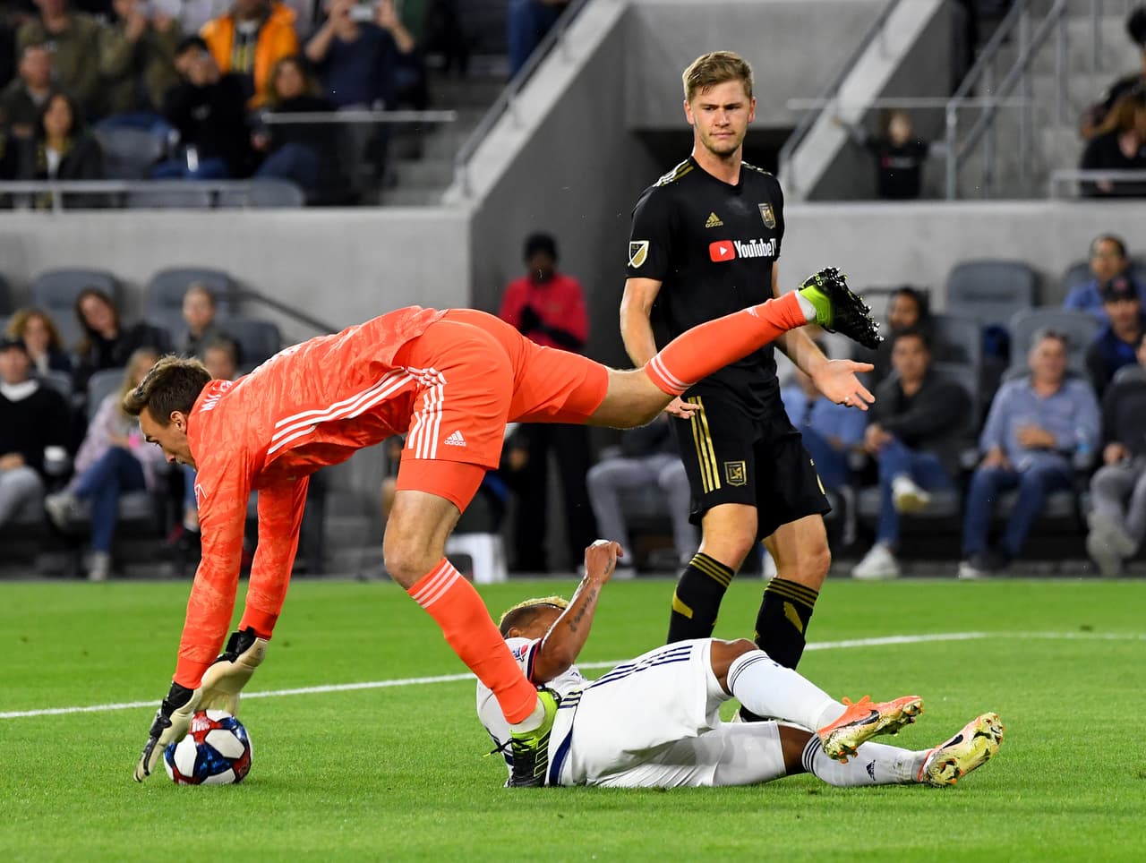 La primera mitad fue un monólogo de LAFC. El visitante se complicó al querer salir con la pelota desde atrás, pero sin hombres que la recogieran en el mediocampo para activar a los atacantes.
