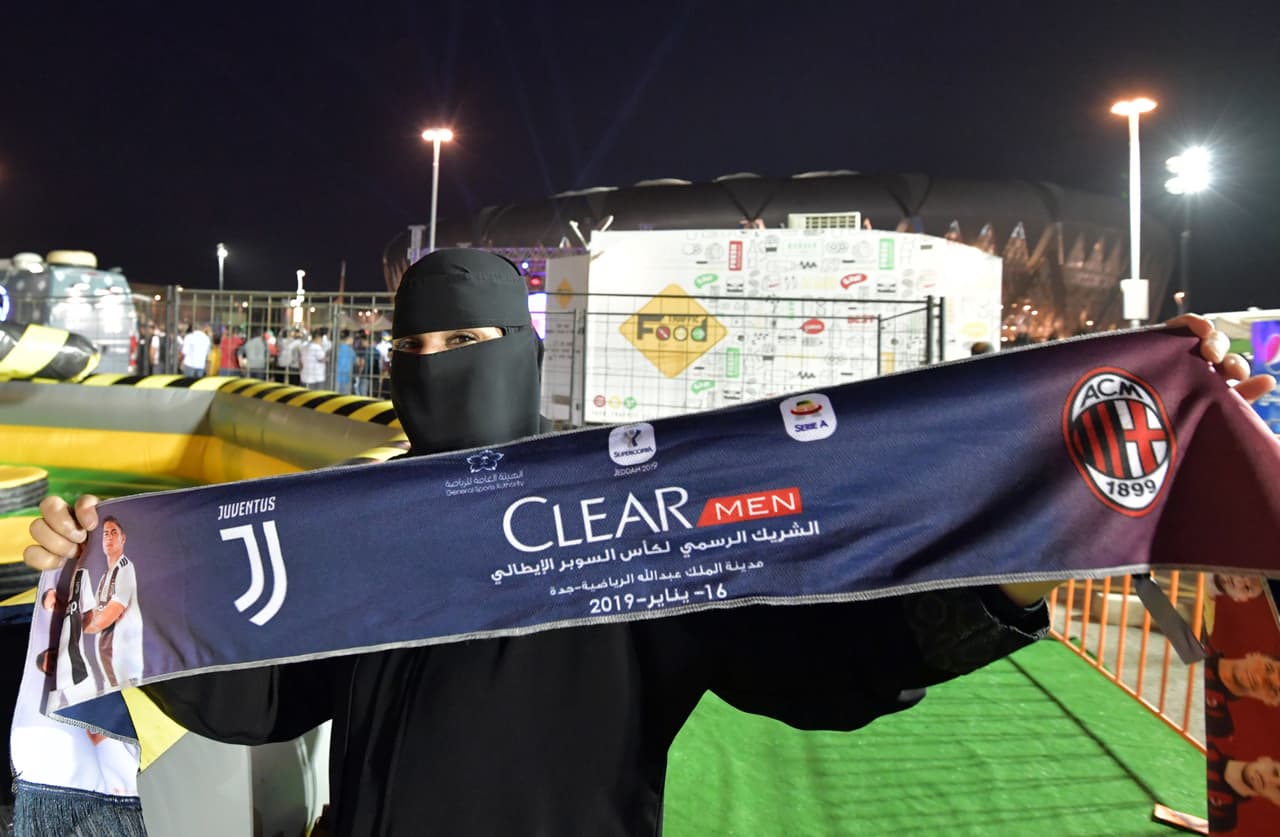 Un evento con equipos de primer nivel como la Juventus y el Milan, disputando la final de la Supercopa de Italia, fue suficiente atractivo para que las mujeres fanáticas del buen fútbol se hicieran presentes en el estadio King Abdullah de Yeda a pesar de las fuertes restricciones. Para hacerlo, debieron ubicarse en la zona familiar y estar acompañadas de un hombre.