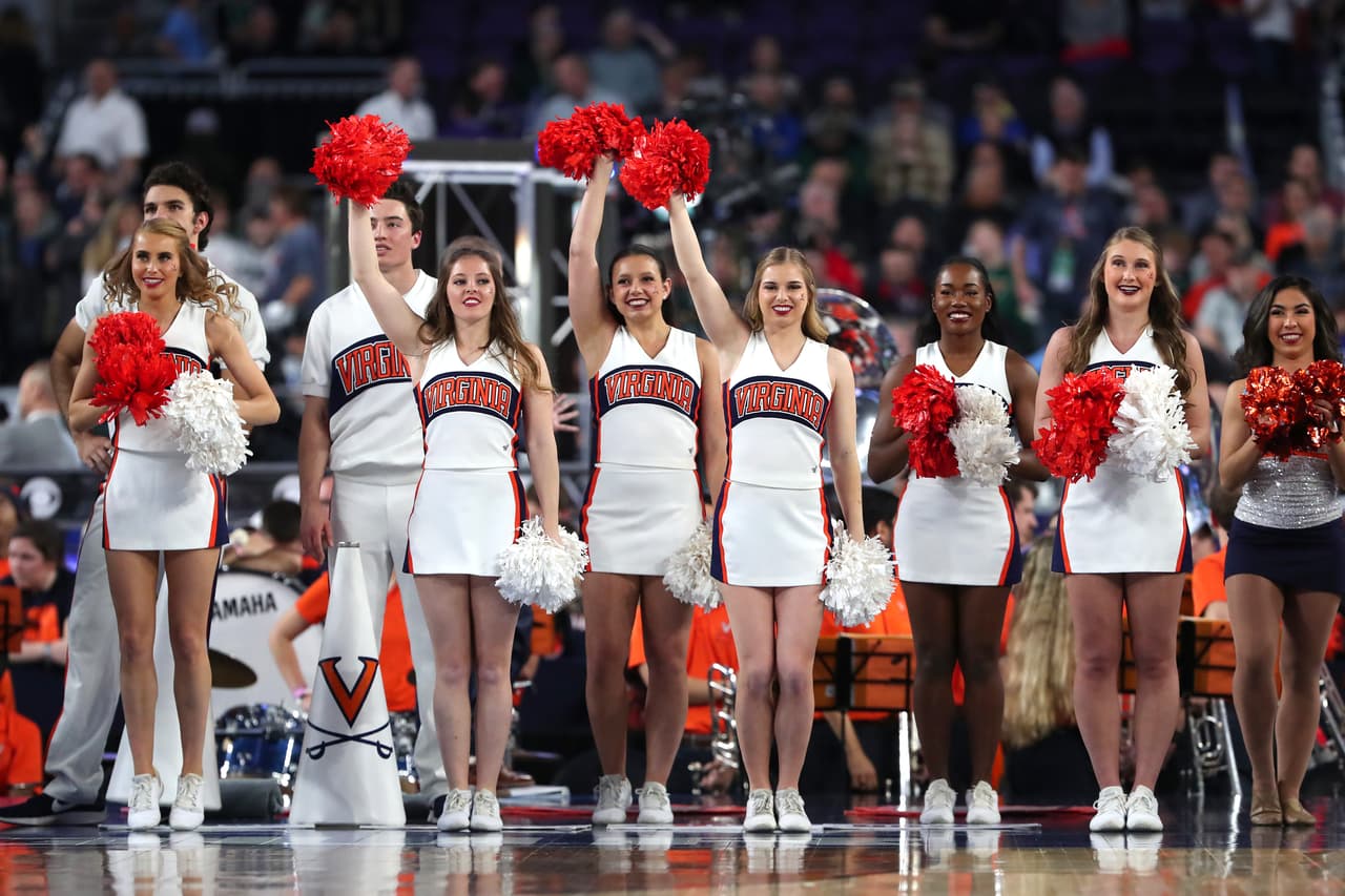 El color y la fiesta son protagonistas en la definición del básquetbol universitario de la NCAA, que tuvo de nuevo a los hinchas y a las porristas como los ejemplos de la alegría fuera de la competencia.