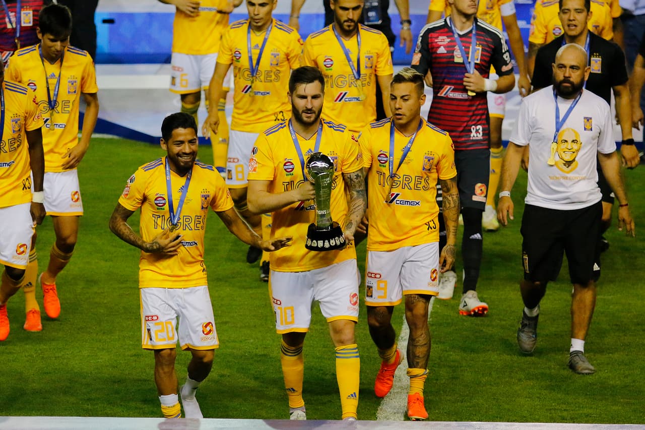 ¡Tigres se proclama Campeón del fútbol mexicano! Los felinos regiomontanos cosecharon su séptimo título de la Liga MX y se cuelan, aunque muchos se sigan negando a aceptarlo, entre los grandes del balompié azteca. Luego de superar en una Final de un solo gol a los Esmeraldas del León, así se dieron los festejos de los Tigres en patio ajeno, imágenes para el recuerdo y que hay que darse un tiempo para echarles un ojo, sobre todo la fiel afición de los felinos regios.