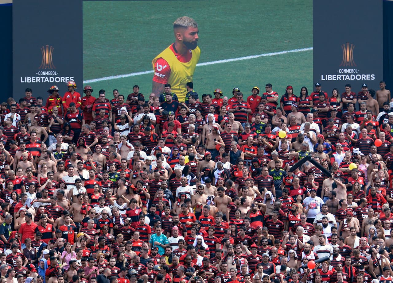 Desde Buenos Aires y Río de Janeiro al Monumental de Lima. Las hinchadas abarrotan el estadio y el ambiente es inmejorable.