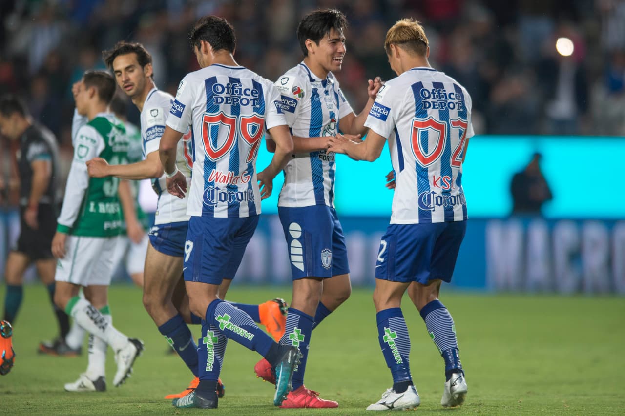 La celebración fue en grande. Ya sin tiempo en el reloj, el gol de Honda le aseguró los tres puntos a los 'Tuzos'.
