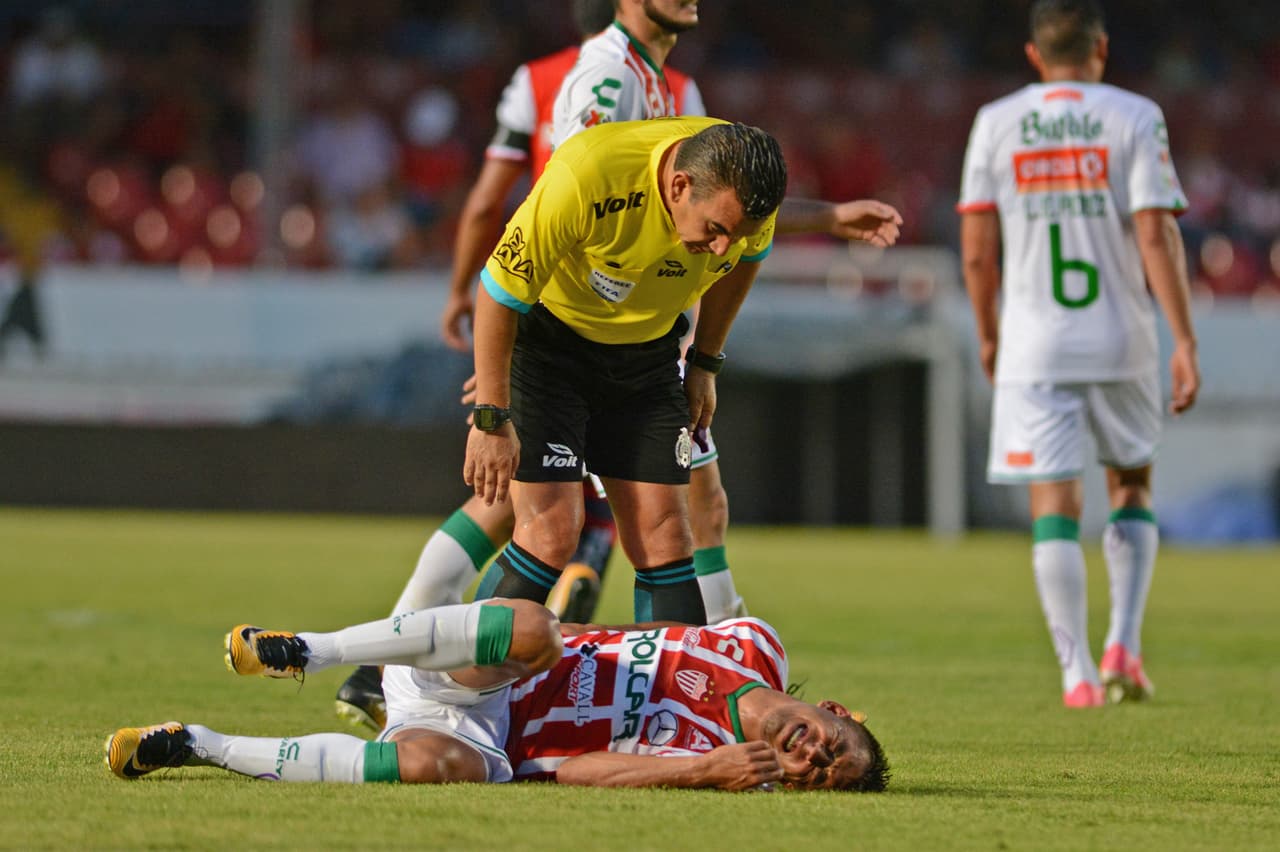 En los últimos minutos del partido, Necaxa se dedicó a controlar el reloj provocando la desesperación de los jugadores locales.