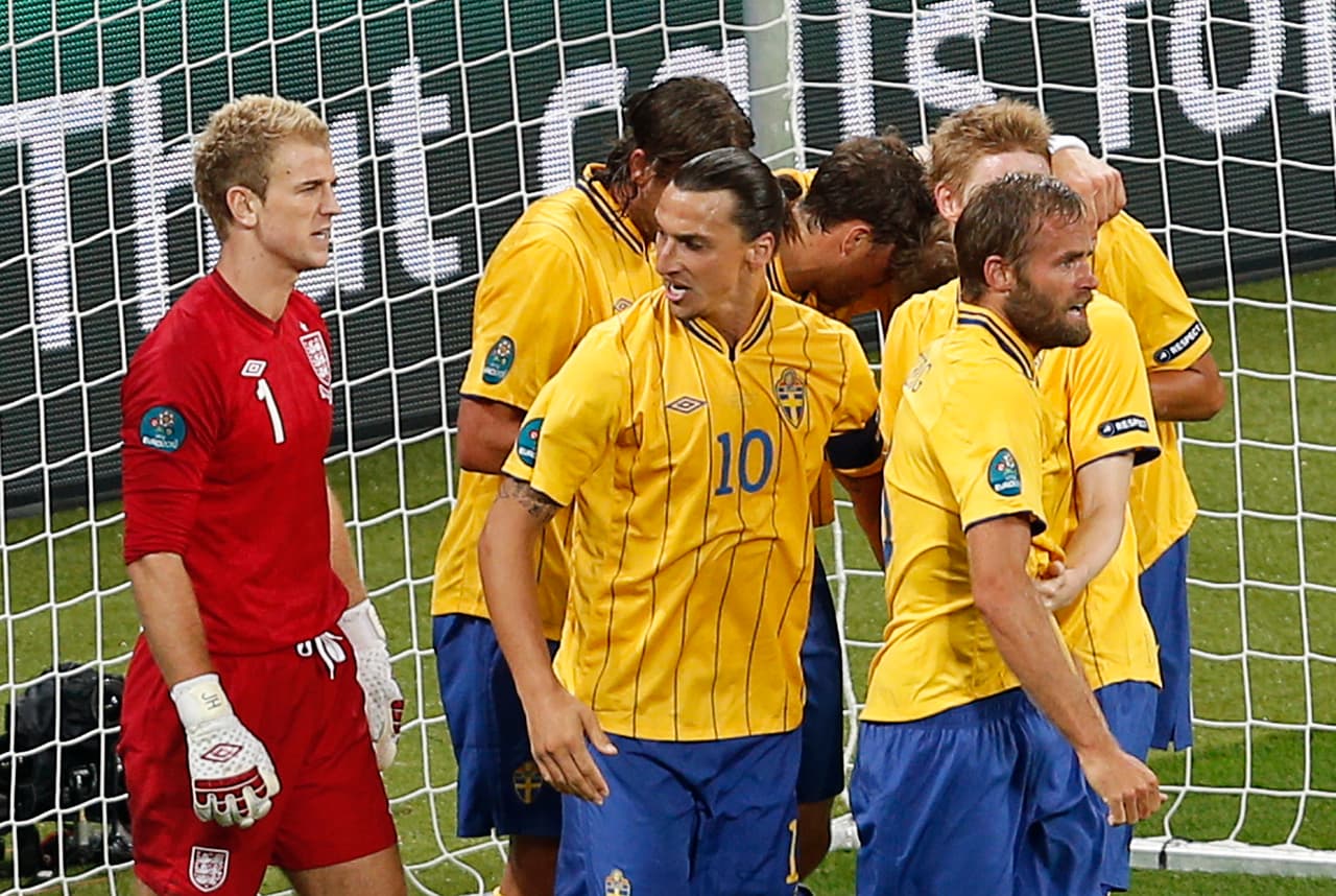 Zlatan Ibrahimovic | El polémico delantero sueco marcó uno de los mejores goles en la historia del futbol en un partido amistoso frente a Inglaterra. Un balonazo sin mucho futuro fue rechazado por el arquero rival. El esférico quedó a pocos metros de Zlatan quien no dudó en resolver con una chilena de pierna izquierda. El balón recorrió aproximadamente 45 metros hasta llegar al arco rival.